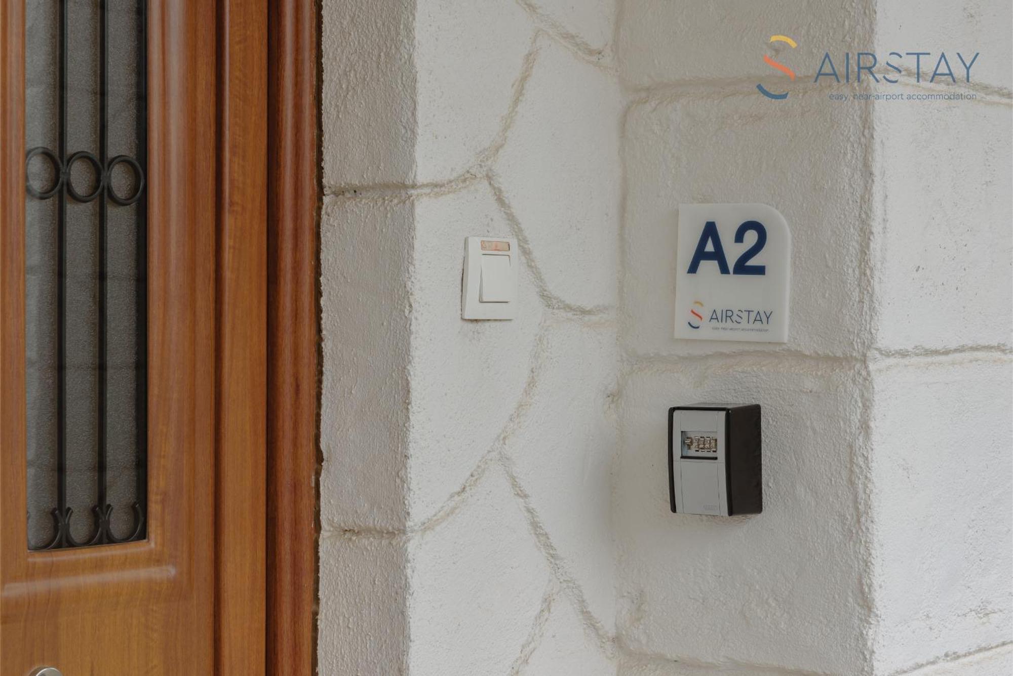 Ryze Apartments Airport By Airstay Loútsa Exterior foto