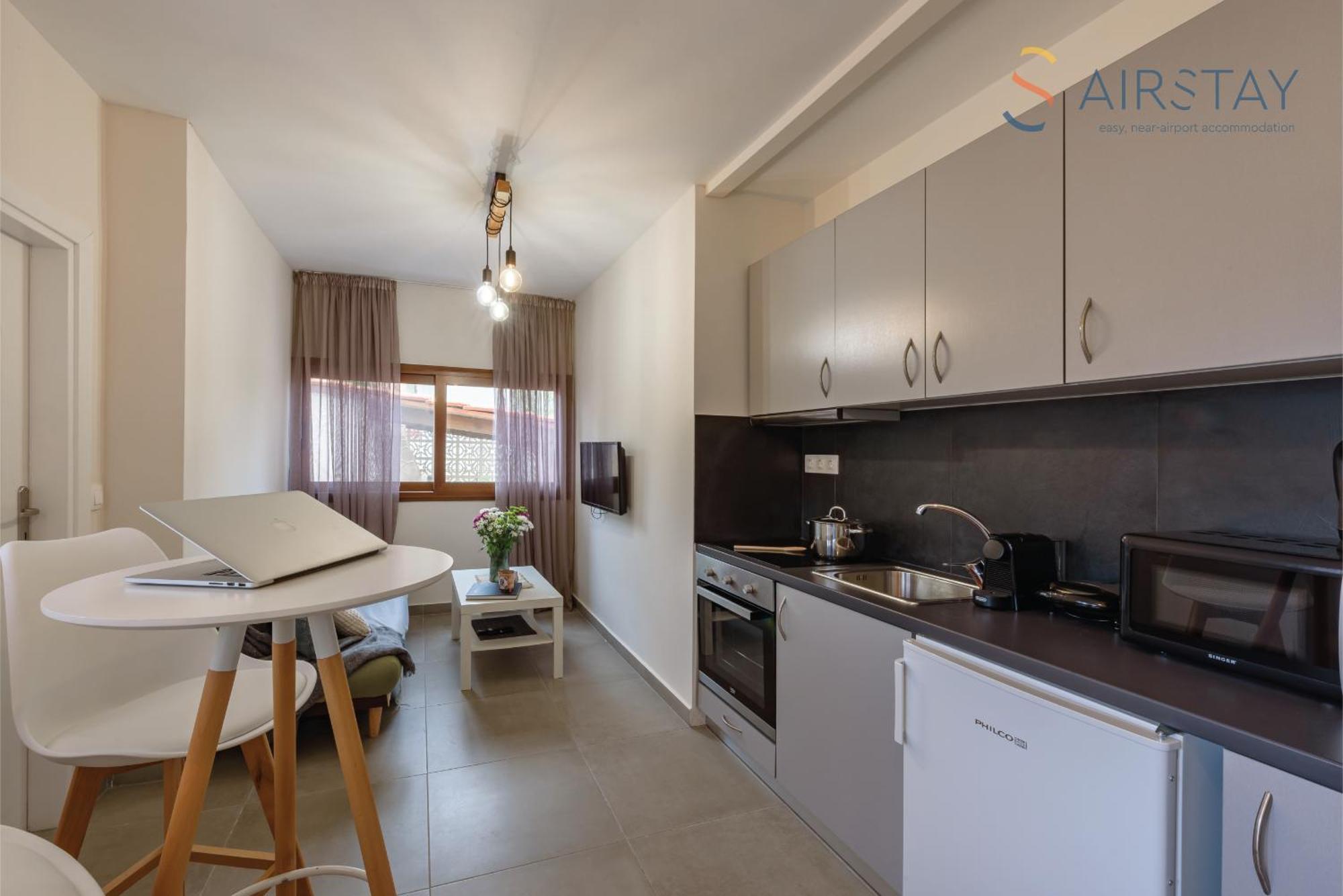 Ryze Apartments Airport By Airstay Loútsa Exterior foto