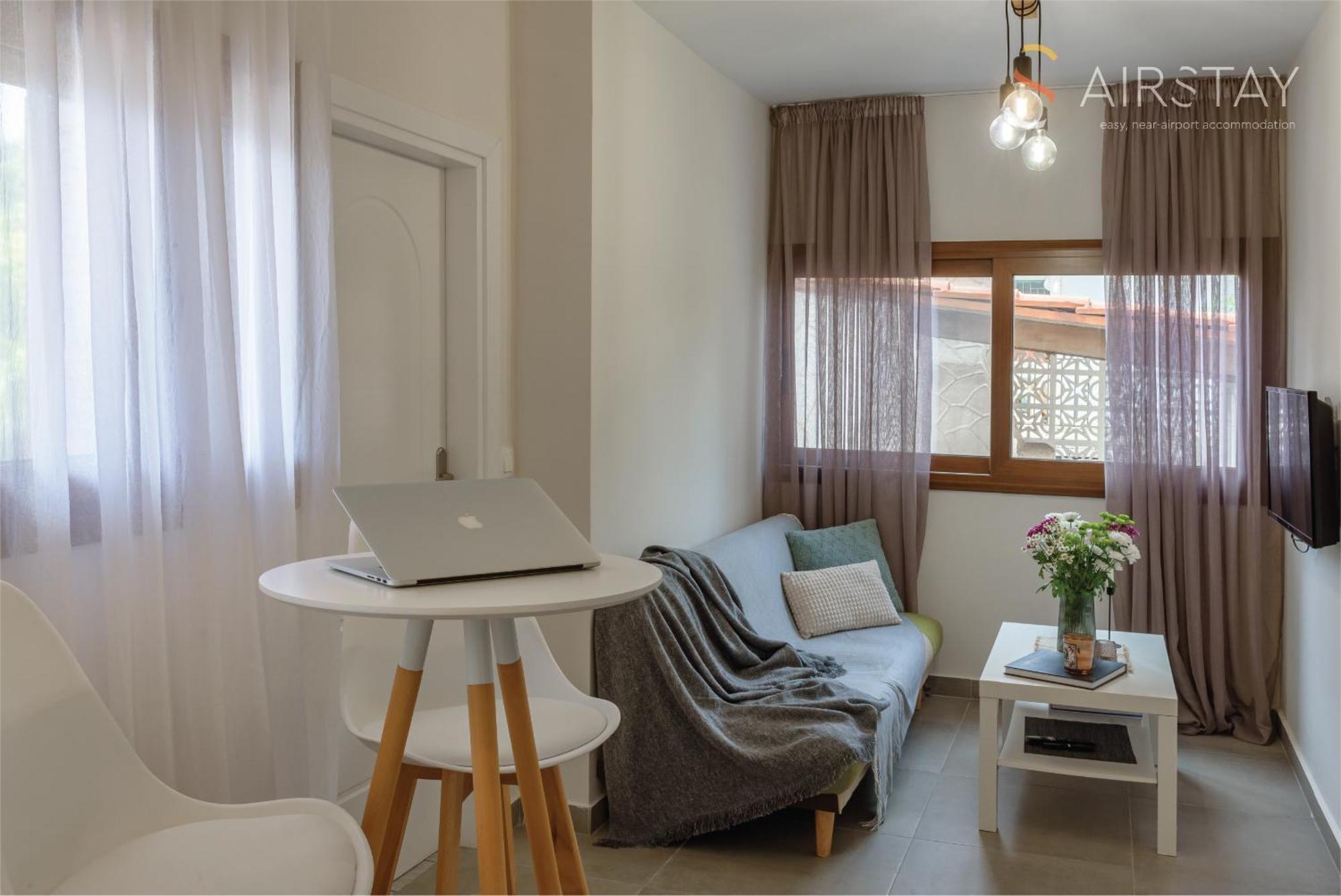 Ryze Apartments Airport By Airstay Loútsa Exterior foto