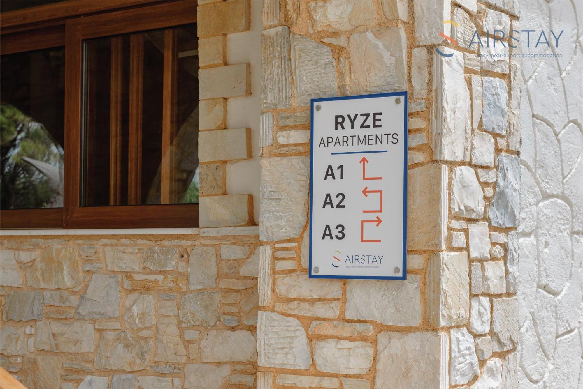 Ryze Apartments Airport By Airstay Loútsa Exterior foto