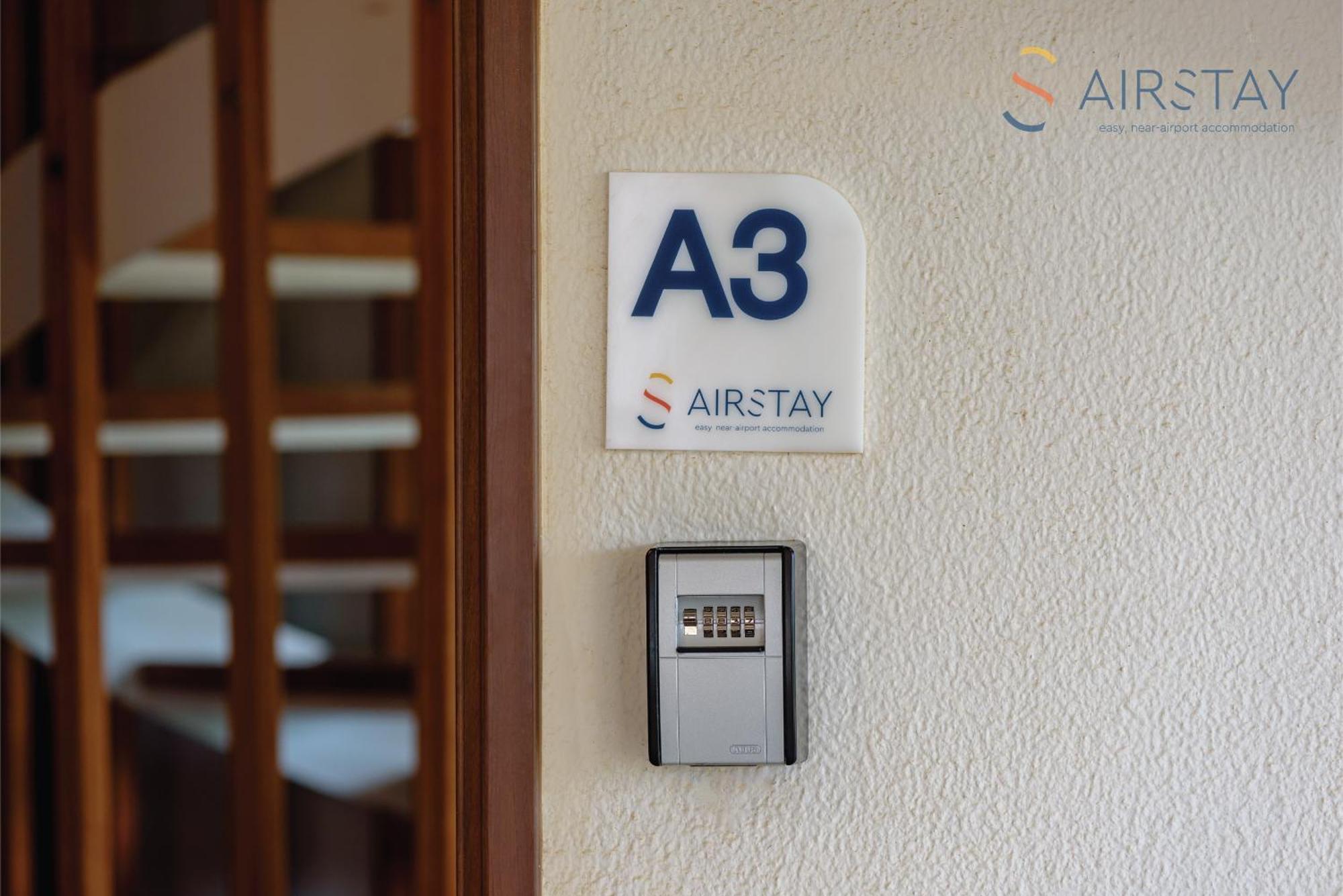 Ryze Apartments Airport By Airstay Loútsa Exterior foto