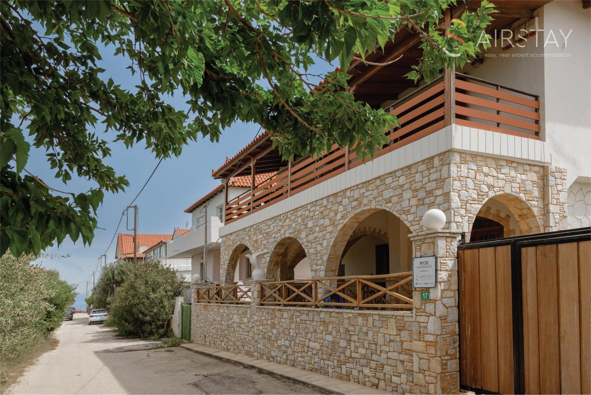 Ryze Apartments Airport By Airstay Loútsa Exterior foto